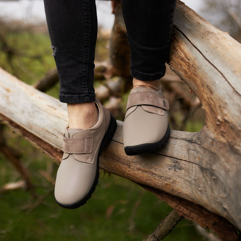 Chaussures basses à velcro femmes Adriana, beige